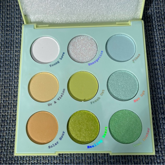Colourpop Aura & Out Eyeshadow Palette LE - Picture 4 of 4